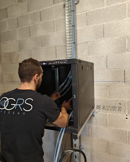 installation et entretien de colone montante de fibre optique prémium par ogrs sur Toulon, Marseille & Nice entreprise de télécommunication et de réseaux informatique 2