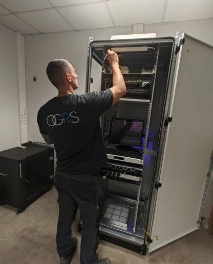 installation et entretien de colone montante de fibre optique prémium par ogrs sur Toulon, Marseille & Nice entreprise de télécommunication et de réseaux informatique 3